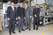 iš kairės į dešinę: generalinis direktorius Thomas Guglhör, Halblecho meras Johann Gschwill, Vokietijos Bundestago narys Stephan Stracke ir gamyklos vadovas Rolf Finsterwalder per „ept GmbH“ gamyklos apžiūrą „Buching“ mieste