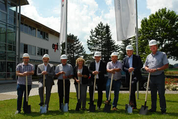 Guglhör šeima su meru Asamu ir architektais priešais „ept“ pagrindinį įėjimą „Peiting“
